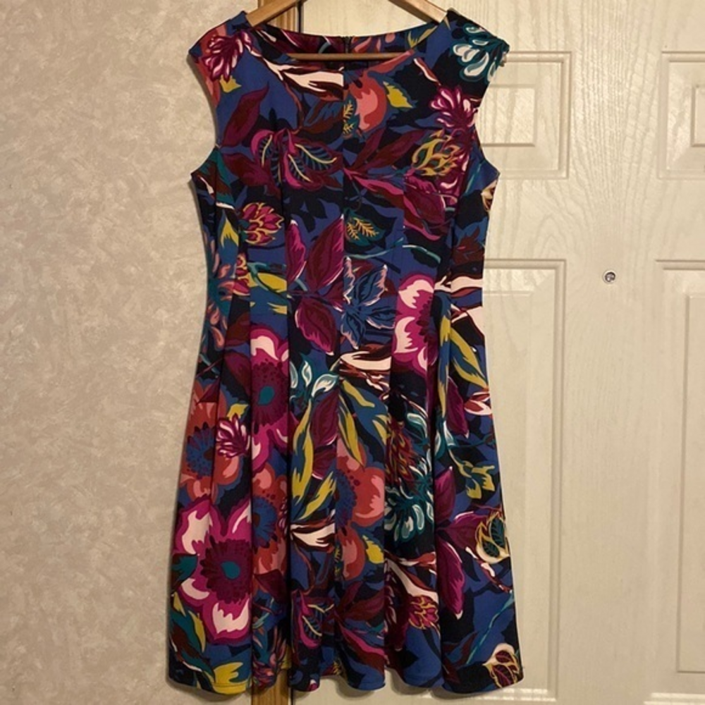 Gabby Skye‎ dress